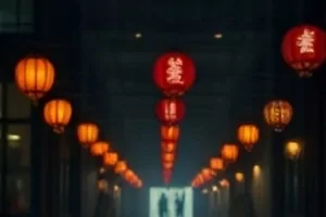 黄昏时玻璃钟楼内部的螺旋楼梯封面